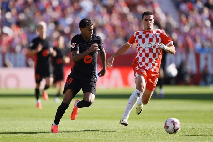 Yamal (trái) đi bóng trong trận Barca thắng Girona 4-1 hôm 15/9. Ảnh: CFP.