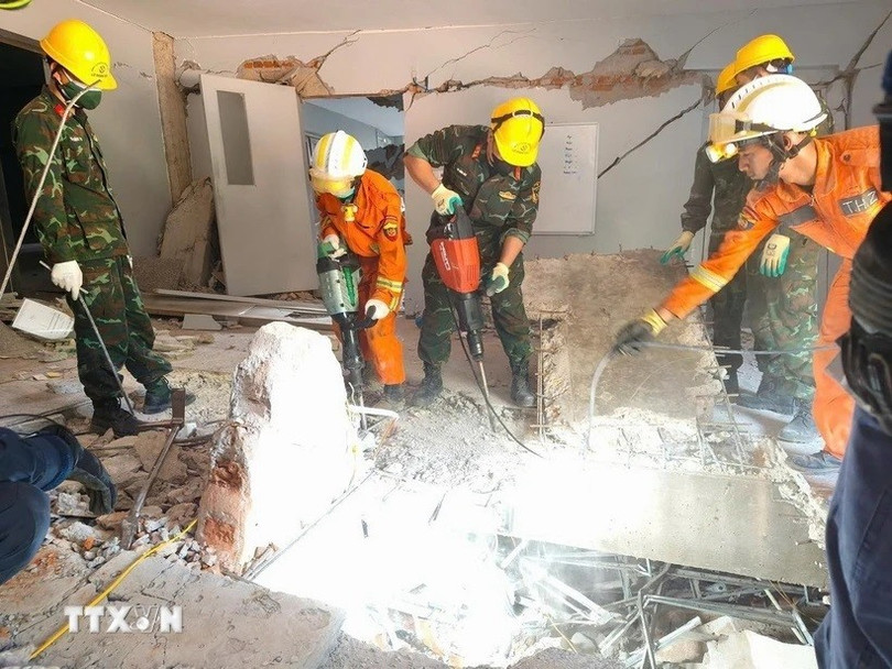 Đội công binh của đoàn QĐND Việt Nam và lực lượng cứu hộ của Myanmar, UAE đục bêtông để mở lối xuống tiếp cận vị trí các nạn nhân bị vùi lấp. (Ảnh: TTXVN phát) doi-cuu-ho-viet-nam-tim-kiem-nan-nhan-dong-dat-myanmar.jpg