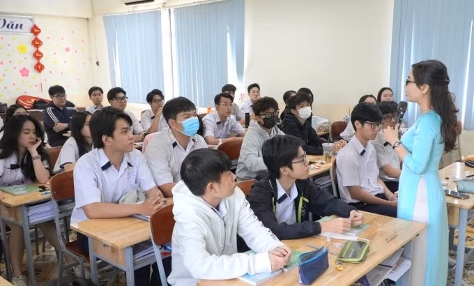 Học sinh trường THPT Nguyễn Du, TP HCM, trong giờ ôn tập môn Văn, năm 2023. Ảnh: Chân Phúc