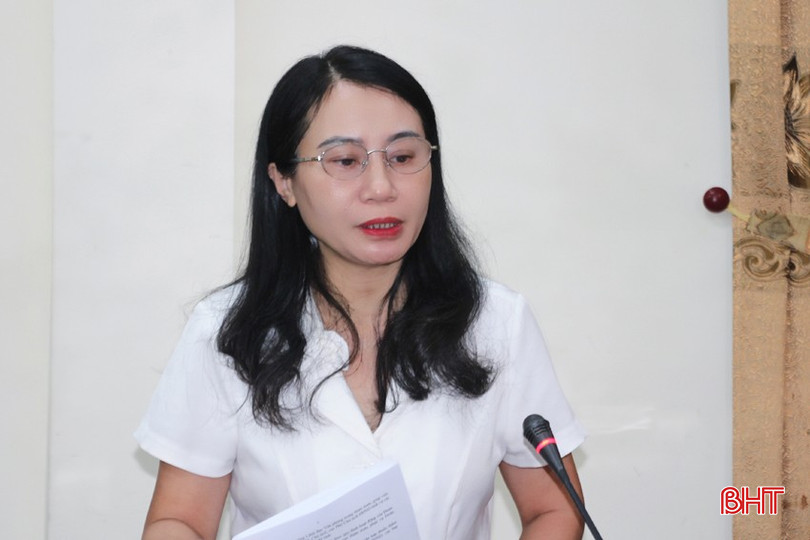 Trưởng ban Pháp chế HĐND tỉnh Nguyễn Thị Nhuần phát biểu tại cuộc họp. bqbht_br_4.jpg