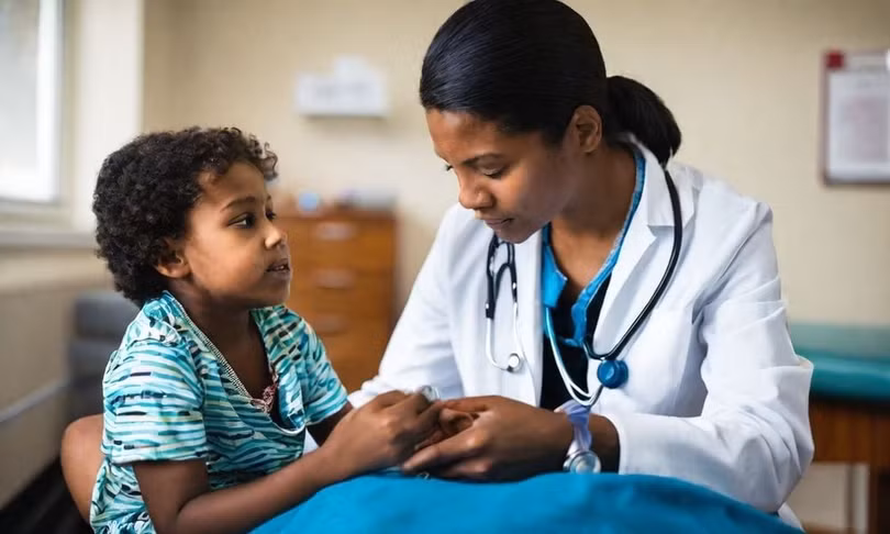 Sau khi tìm hiểu về viêm khớp ở trẻ em có nguy hiểm không, nếu thấy trẻ có dấu hiệu bất thường, phụ huynh hãy đưa trẻ đi khám bác sĩ.