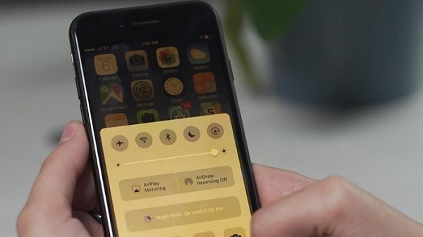 Chế độ ban đêm khác chế độ tối.