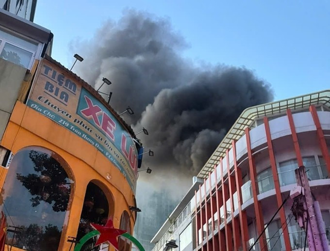 Khói lửa bao trùm quán ăn ở đường Trần Hưng Đạo khiến 5 người mắc kẹt. Ảnh: Minh Hoàng
