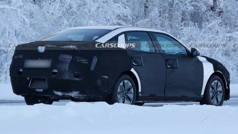 Hyundai Elantra chạy thử nghiệm với lớp ngụy trang. Ảnh: Carscoops.