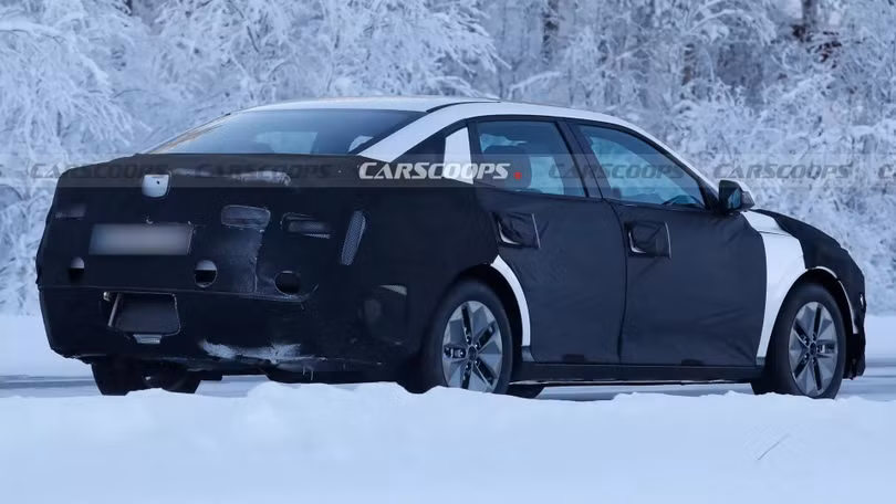 Hyundai Elantra chạy thử nghiệm với lớp ngụy trang. Ảnh: Carscoops.
