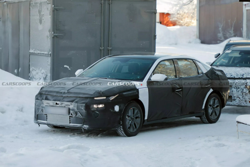 Bản dựng Hyundai Elantra thế hệ mới (ảnh trái) và hình ảnh nguyên mẫu thử nghiệm (ảnh phải) do chuyên trang Carscoops chụp được. Ảnh: Carscoops.