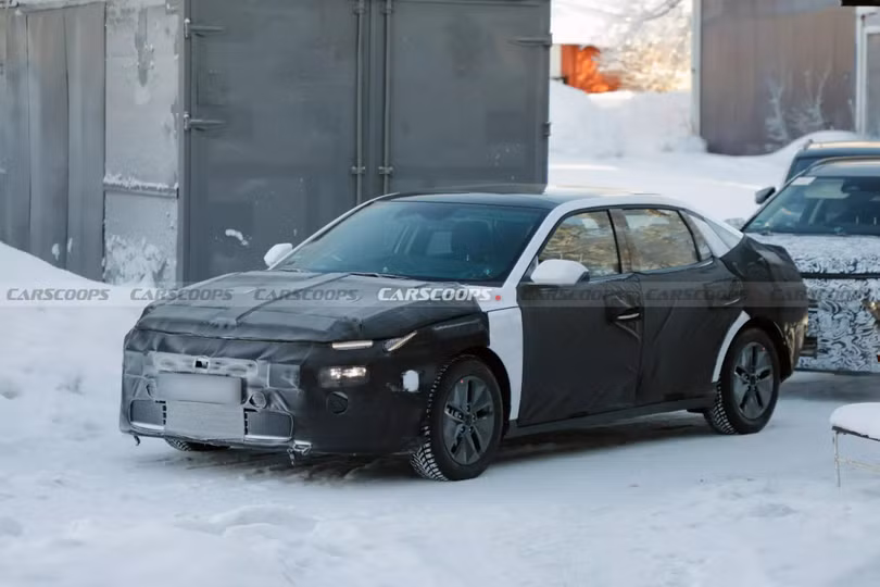 Bản dựng Hyundai Elantra thế hệ mới (ảnh trái) và hình ảnh nguyên mẫu thử nghiệm (ảnh phải) do chuyên trang Carscoops chụp được. Ảnh: Carscoops.