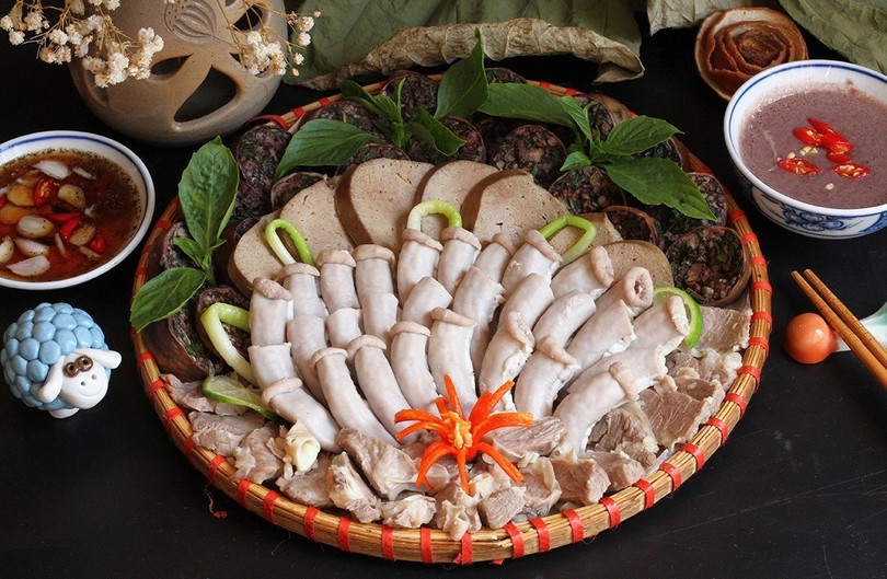 Nội tạng động vật chứa hàm lượng purin rất cao. Những chất này hòa tan thành axit uric, làm tăng nồng độ trong máu. Người bệnh gout ăn nội tạng động vật thường xuyên gây đau nhức khó chịu. Tránh những thực phẩm này để giảm triệu chứng. noi-tang-1751952137.jpg