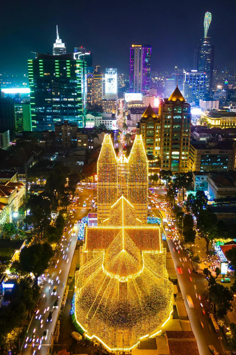 Nhà thờ Đức Bà và loạt công trình biểu tượng của TP.HCM về đêm. Ảnh: Quỳnh Danh.