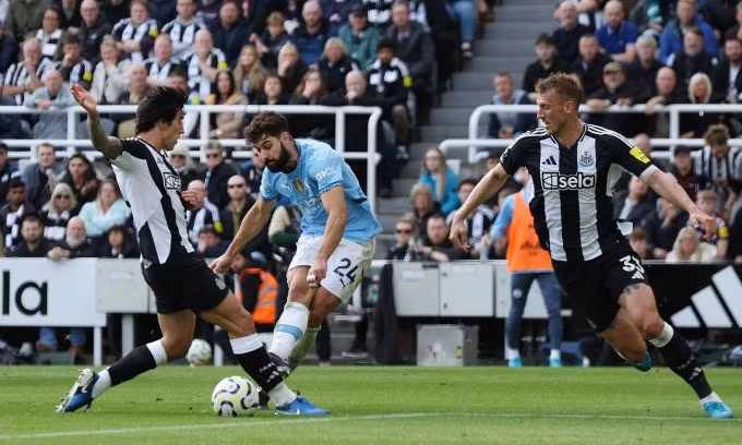 Gvardiol dứt điểm ghi bàn mở tỷ số cho Man City trong trận hòa Newcastle trên sân St James' Park ở vòng 6 Ngoại hạng Anh ngày 28/9. Ảnh: EPA