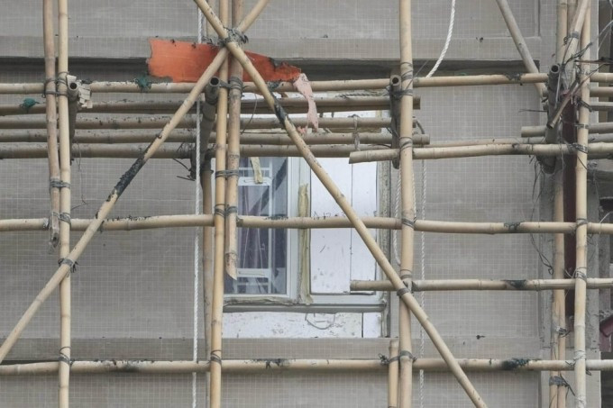 Ván xốp bịt bên ngoài cửa sổ của tòa chung cư. Ảnh: SCMP