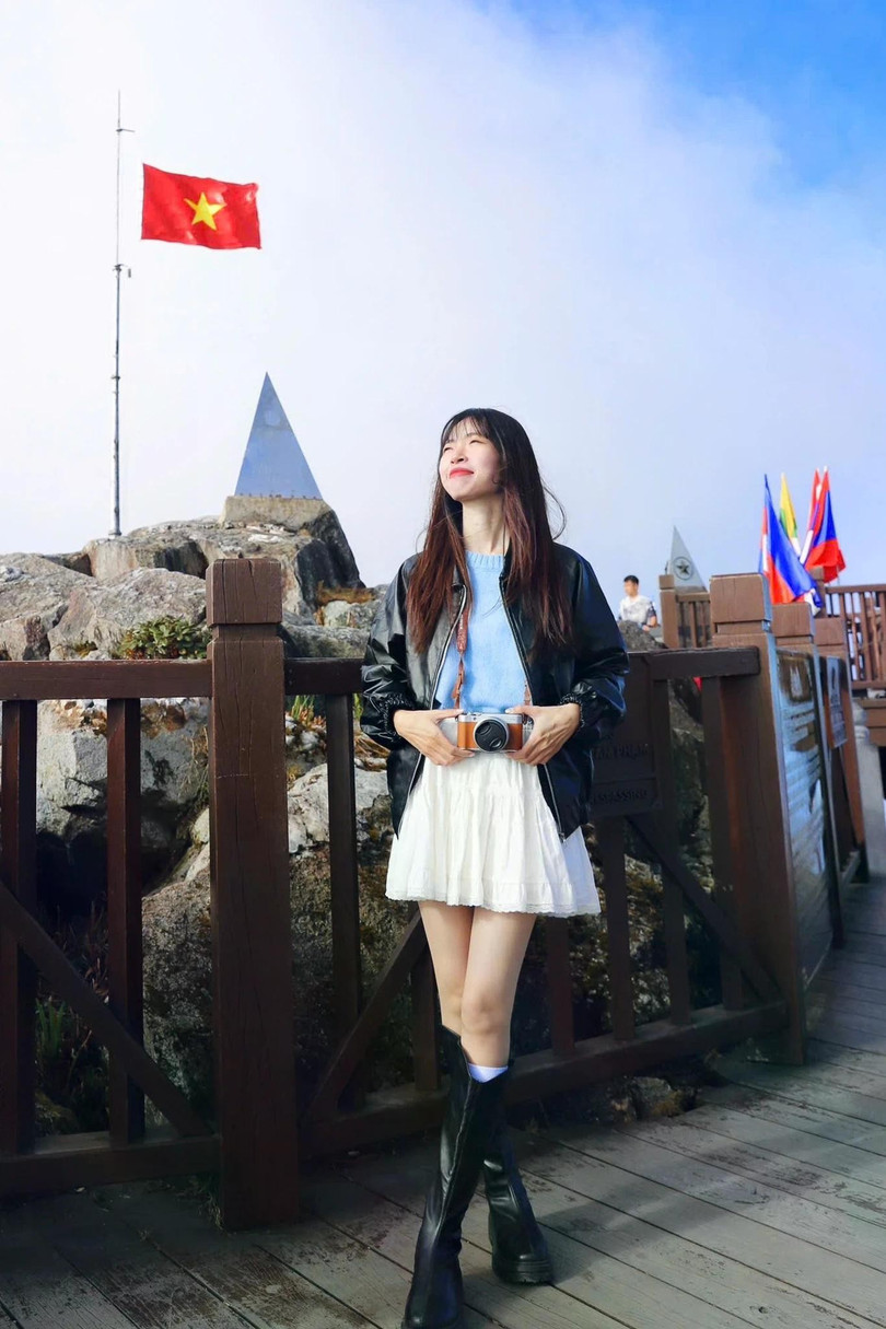 Du khách săn mây đẹp kỳ ảo trên đỉnh Fansipan, tháng 11/2024. Ảnh: Quỳnh Trang.