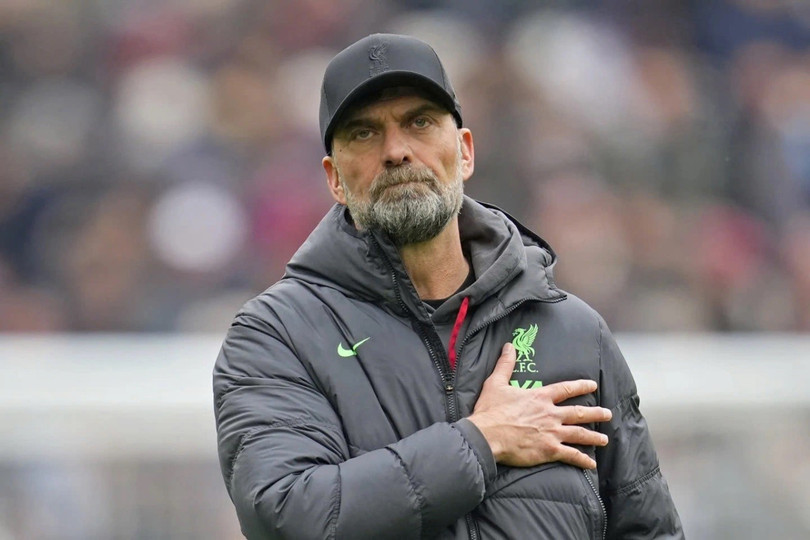 HLV Jurgen Klopp tri ân người hâm mộ Liverpool sau trận gặp West Ham ở Ngoại hạng Anh trên sân London, ngày 27/4/2024. Ảnh: AP klopp-1744897551-1356-1744897662.jpg