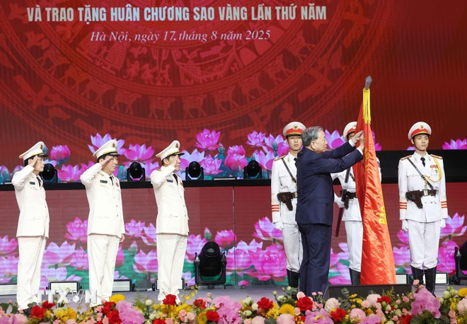 Tổng Bí thư Tô Lâm trao tặng Huân chương Sao vàng lần thứ 5 cho lực lượng Công an Nhân dân. (Ảnh: Thống Nhất/TTXVN)