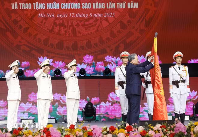 Tổng Bí thư Tô Lâm trao tặng Huân chương Sao vàng lần thứ 5 cho lực lượng Công an Nhân dân. (Ảnh: Thống Nhất/TTXVN)