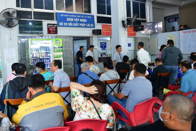 Người đân đi làm thủ tục đổi giấy phép lái xe tại TP HCM, tháng 2/2025. Ảnh: Thanh Tùng