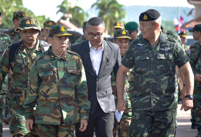 Tướng Mao Sophan (đi đầu, bên trái) gặp tướng Pana Claewplodtook (đi đầu, bên phải) ở cửa khẩu biên giới ngày 29/5. Ảnh: AP Tướng Mao Sophan (đi đầu, bên trái) gặp tướng Pana Claewplodtook (đi đầu, bên phải) ở cửa khẩu biên giới ngày 29/5. Ảnh: AP