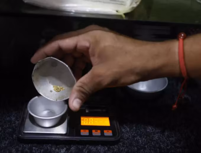 Bụi vàng là phương thức thanh toán phổ biến ở El Dorado và các thị trấn khai thác mỏ khác của Venezuela. Ảnh: France24