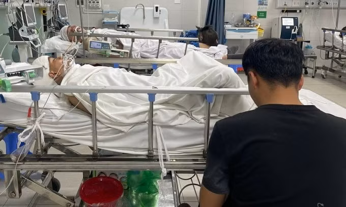 Bệnh nhân cấp cứu dịp Tết tại Bệnh viện Việt Đức. Ảnh: Thu Trang