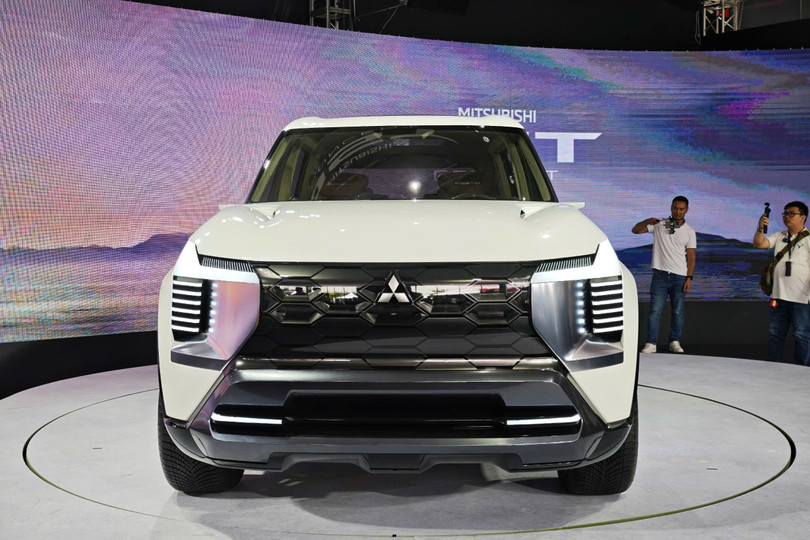 Nhìn từ đầu xe, những đặc điểm quen thuộc của XFC Concept, tiền thân của Xforce, được xuất hiện trên DST concept như cụm đèn trước LED với dạng chữ T phân tầng. Cụm lưới tản nhiệt lớn dạng tổ ong, nắp capo với các đường dập nổi và khe hút gió giúp tăng tính khí động học và khiến phần đầu xe thêm mạnh mẽ.