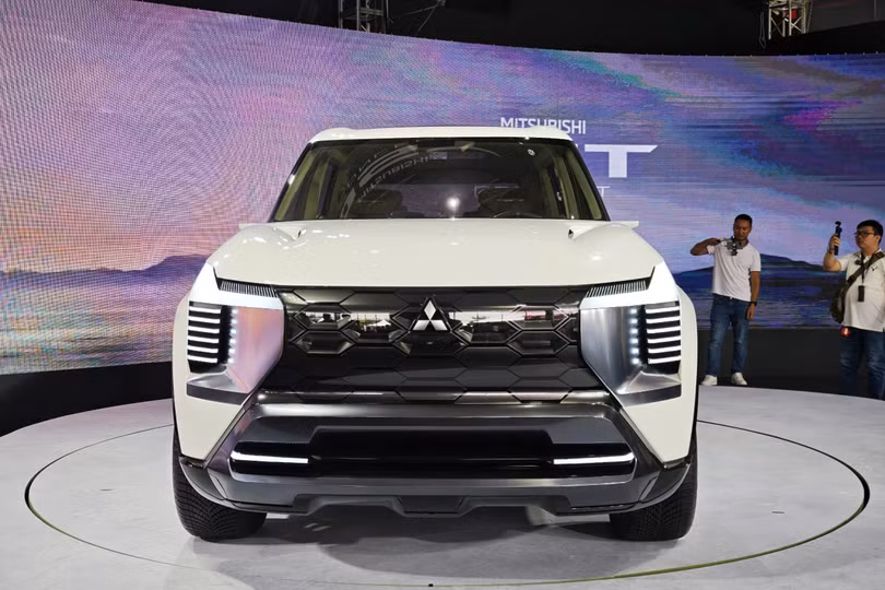 Nhìn từ đầu xe, những đặc điểm quen thuộc của XFC Concept, tiền thân của Xforce, được xuất hiện trên DST concept như cụm đèn trước LED với dạng chữ T phân tầng. Cụm lưới tản nhiệt lớn dạng tổ ong, nắp capo với các đường dập nổi và khe hút gió giúp tăng tính khí động học và khiến phần đầu xe thêm mạnh mẽ.