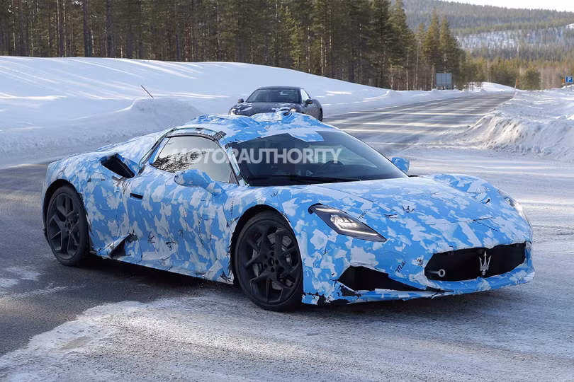 Vào năm 2022, Maserati từng tự tin tuyên bố mỗi mẫu xe của thương hiệu đều sẽ có biến thể thuần điện Folgore, bao gồm siêu xe đầu bảng MC20, trước khi chuyển đổi thành hãng xe điện vào năm 2030. Tuy nhiên, lợi nhuận thấp khiến tình trạng của Maserati chìm sâu trong khủng hoảng và do đó dự án MC20 thuần điện cũng bị hủy.