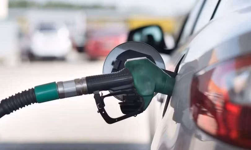 Nhiều tài xế có thói quen yêu cầu đổ đầy bình xăng với kỳ vọng xe vận hành hiệu quả hơn và tiết kiệm thời gian tiếp nhiên liệu