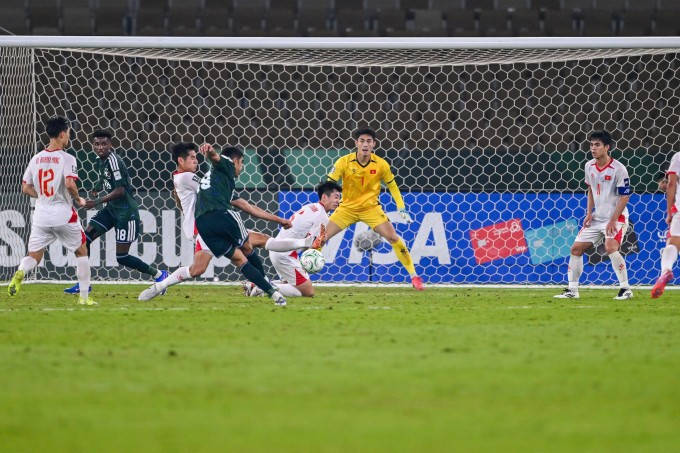 Thể lực tốt giúp các cầu thủ Việt Nam đứng vững trước áp lực lớn của Arab Saudi. Ảnh: AFC