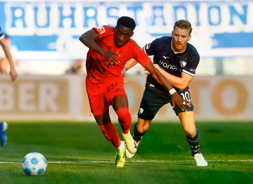 Alphonso Davies trở thành "hàng hot" trên thị trường chuyển nhượng khi từ chối gia hạn hợp đồng với Bayern Munich vào cuối mùa này. Real Madrid và Barcelona đang tranh giành để sở hữu ngôi sao chạy cánh người Canada này.