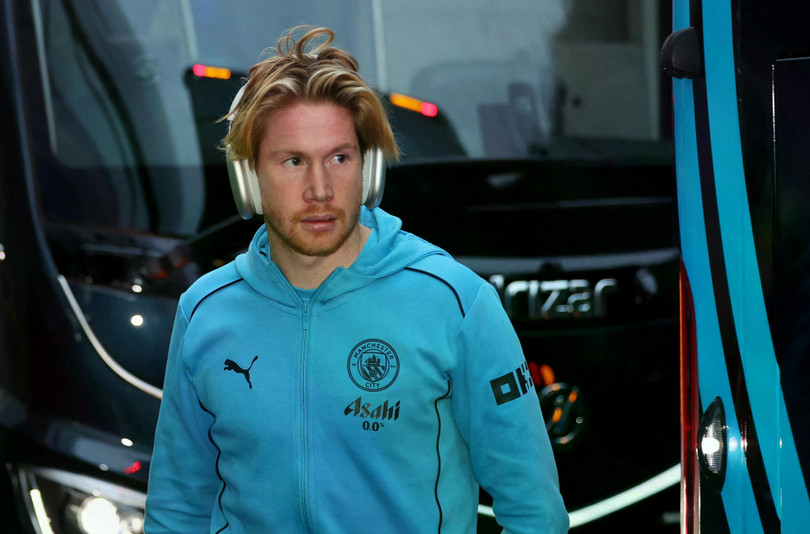 Kevin De Bruyne sẽ trở thành cầu thủ tự do vào kỳ chuyển nhượng hè tới. Ngôi sao người Bỉ đang xem xét về tương lai sau khi nhận đề nghị hấp dẫn để sang thi đấu tại Saudi Arabia.