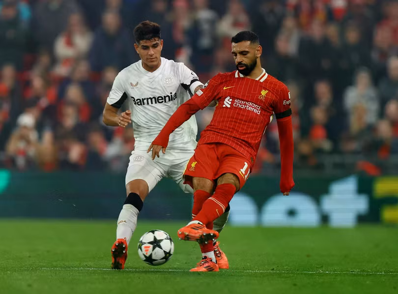 Liverpool muốn giữ chân Mohamed Salah bằng bản hợp đồng mới vào cuối mùa này, nhưng chưa nhận được cái gật đầu của tuyển thủ Ai Cập. Nhiều đội bóng lớn sẵn sàng đón Salah trong mùa hè tới.