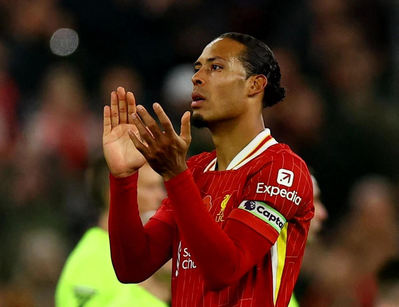 Virgil van Dijk cũng có thể chia tay Liverpool vào mùa hè 2025. Tuy nhiên, HLV Arne Slot vẫn đánh giá cao tài năng của tuyển thủ Hà Lan và muốn anh gắn bó lâu dài với CLB.