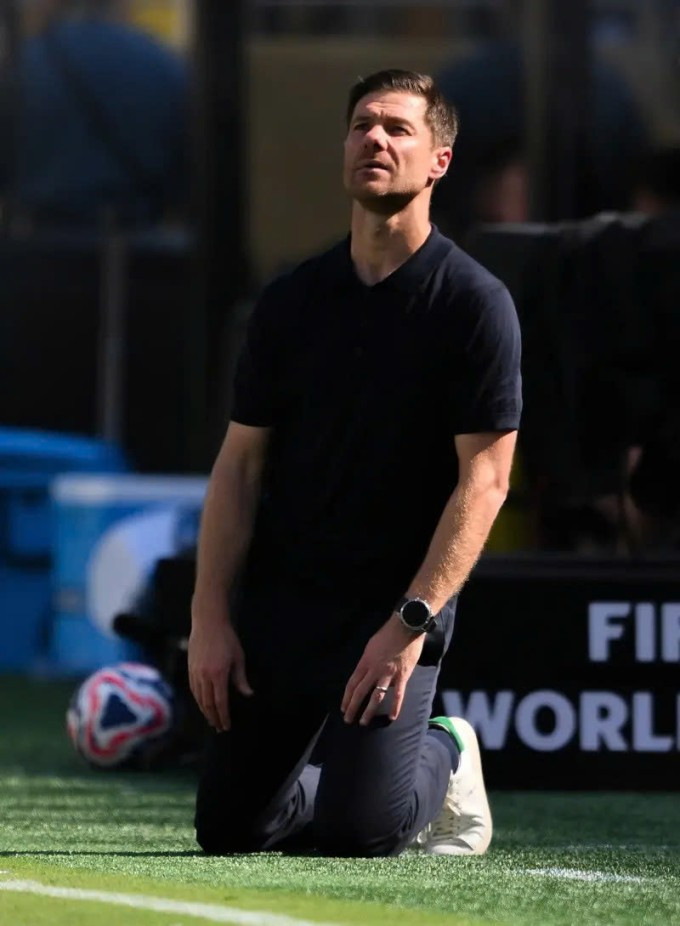 HLV Xabi Alonso quỳ gối sau khi Real thủng lưới liên tiếp hai bàn. Ảnh: FIFA HLV Xabi Alonso quỳ gối sau khi Real thủng lưới liên tiếp hai bàn. Ảnh: FIFA