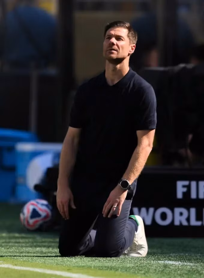 HLV Xabi Alonso quỳ gối sau khi Real thủng lưới liên tiếp hai bàn. Ảnh: FIFA