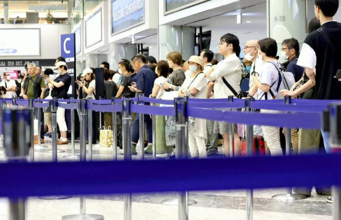 Hành khách xếp hàng kiểm tra an ninh tại sân bay Shin Chitose, Hokkaido, ngày 17/8. Ảnh: Yomiuri