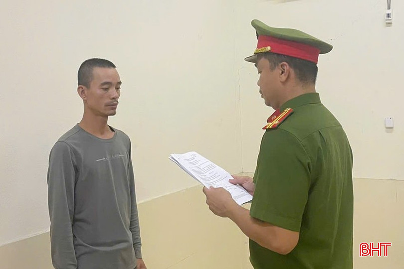 Cơ quan điều tra tống đạt quyết định khởi tố Nguyễn Văn Vọng. bqbht_br_1.jpg