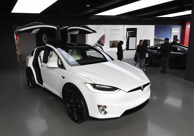 Mẫu ô tô của hãng Tesla được bày bán tại cửa hàng ở Los Angeles, California, Mỹ. Ảnh: AFP/ TTXVN Mẫu ô tô của hãng Tesla được bày bán tại cửa hàng ở Los Angeles, California, Mỹ. Ảnh: AFP/ TTXVN