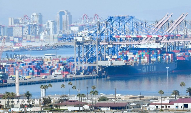 Hoạt động tại cảng hàng hóa Long Beach ở California, Mỹ. (Ảnh: AFP/TTXVN) Hoạt động tại cảng hàng hóa Long Beach ở California, Mỹ. (Ảnh: AFP/TTXVN)