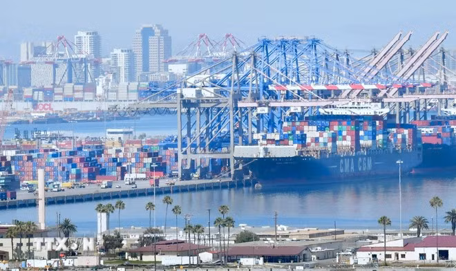 Hoạt động tại cảng hàng hóa Long Beach ở California, Mỹ. (Ảnh: AFP/TTXVN)
