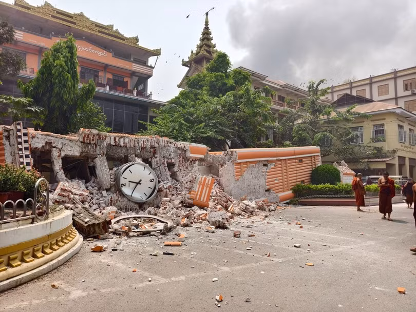 Tu viện Masoyein ở Mandalay bị hư hại sau động đất. Ảnh: Facebook/Westernnews