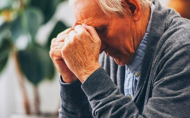 Người cao tuổi thường đối mặt với cô đơn, mất mát và bệnh tật – những yếu tố dễ dẫn đến trầm cảm. Ảnh minh họa.