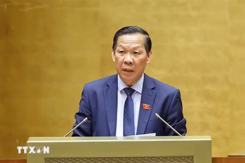 Chủ nhiệm Ủy ban Kinh tế và Tài chính của Quốc hội Phan Văn Mãi trình bày Báo cáo thẩm tra về dự án Luật sửa đổi, bổ sung một số điều của Luật Thuế thu nhập cá nhân, Luật Thuế giá trị gia tăng, Luật Thuế thu nhập doanh nghiệp và Luật Thuế tiêu thụ đặc biệt. (Ảnh: Doãn Tấn/TTXVN)