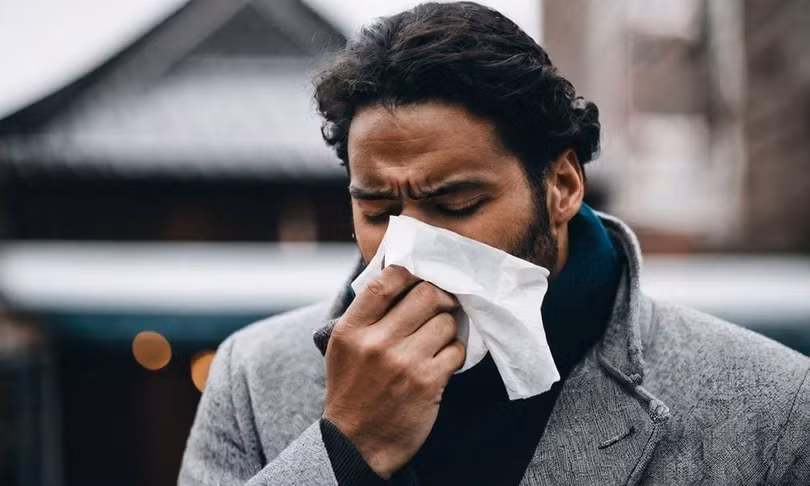 Hắt xì liên tục là triệu chứng thường gặp của viêm xoang mũi dị ứng.