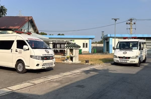 2 người tử vong được chuyển ra khỏi hiện trường