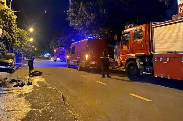 Phòng Cảnh sát PCCC và CNCH, Công an TP Hồ Chí Minh điều động phương tiện và cán bộ, chiến sĩ xuống hiện trường triển khai chữa cháy.