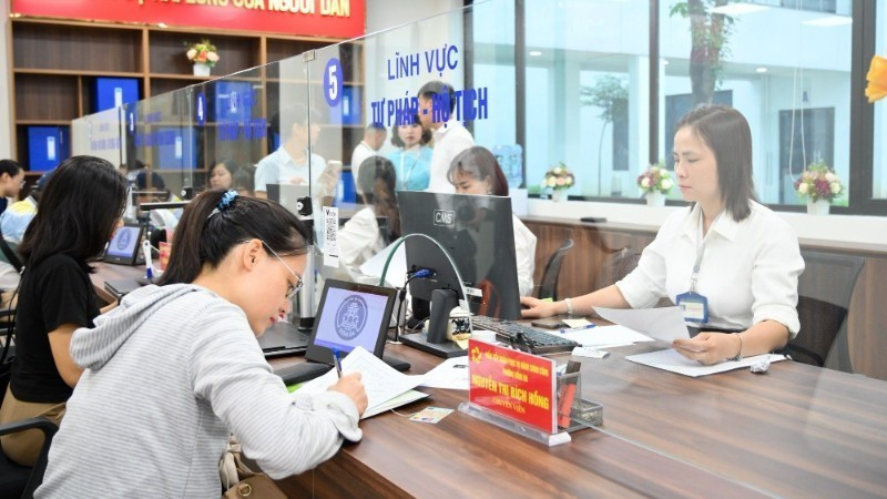 Cán bộ làm việc tại Trung tâm Phục vụ hành chính công phường Đống Đa, Hà Nội. (Ảnh Thế Đại) image.jpg