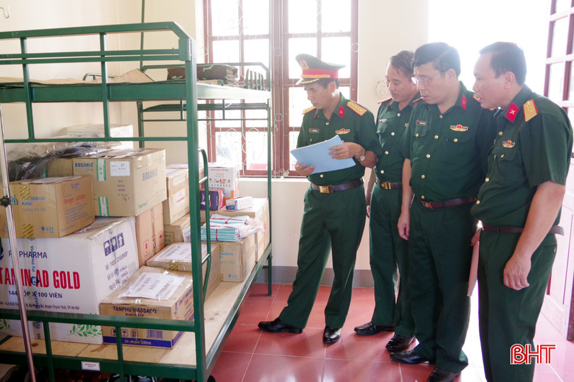 Đoàn kiểm tra hệ thống vật tư, thuốc chữa bệnh. 5-5019.jpg