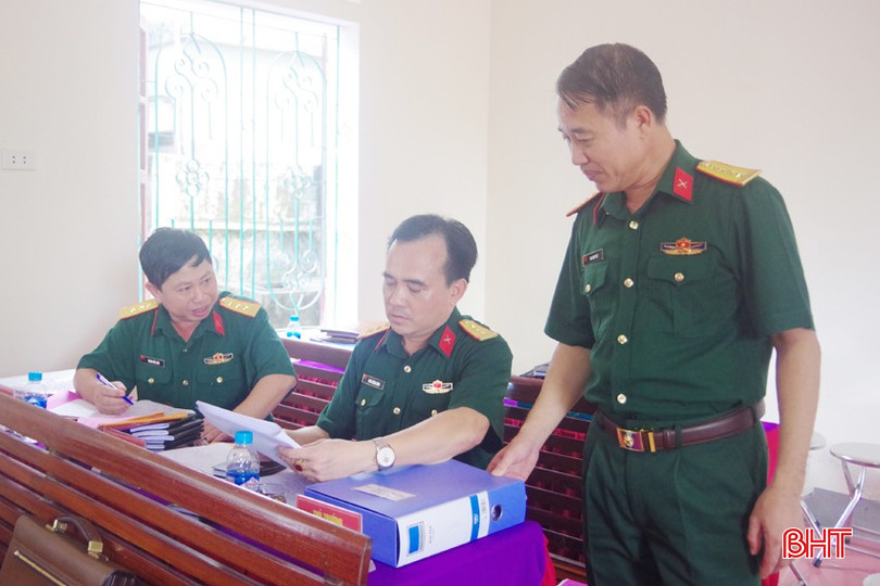 Đoàn kiểm tra hệ thống kế hoạch, sổ sách huấn luyện. 1-8858.jpg