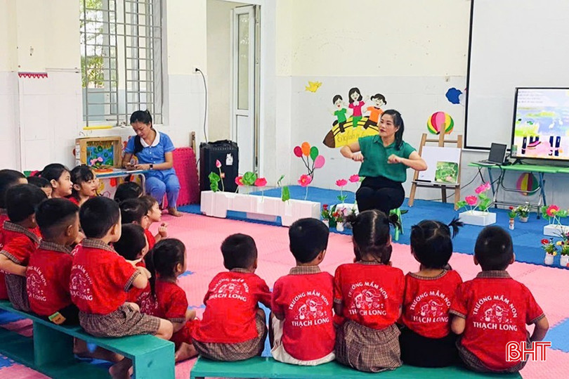 Với thời gian mỗi ngày làm việc hơn 10 tiếng, giáo viên mầm non phải tổ chức nhiều hoạt động cho học sinh. 12-3086.jpg