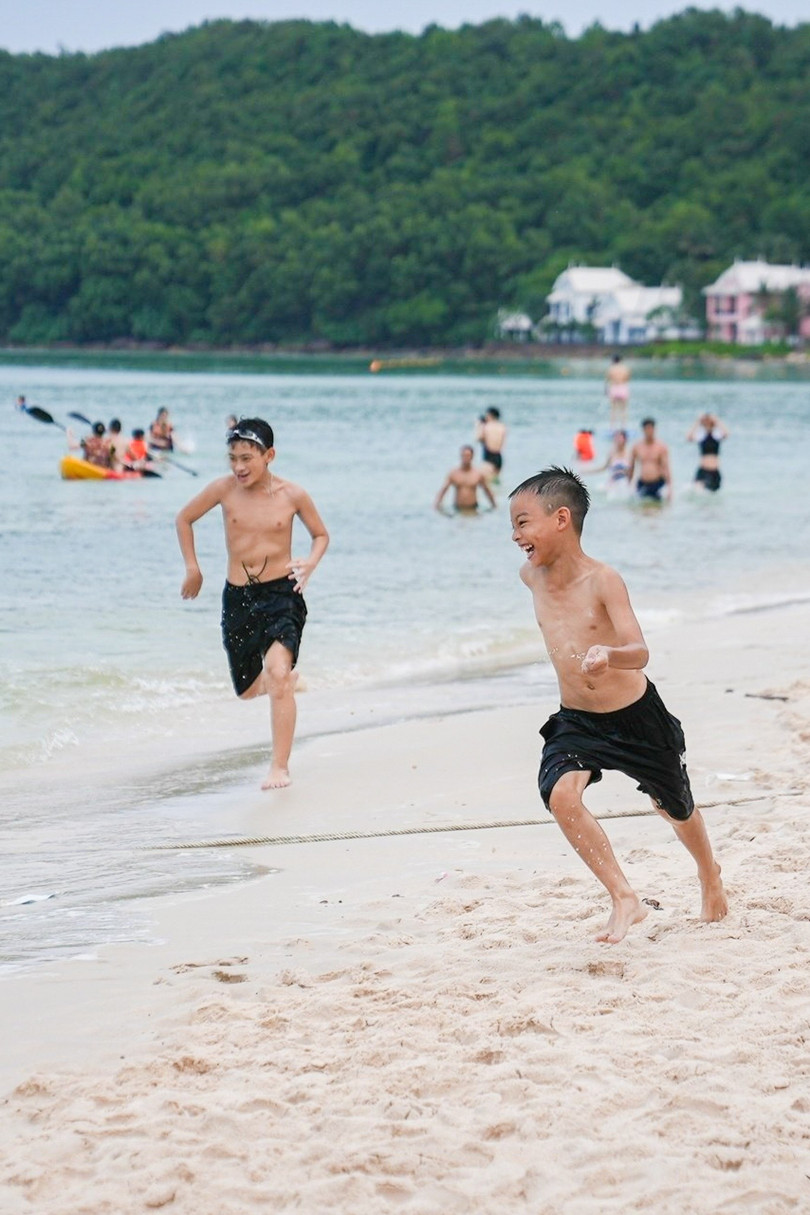 Du khách đang vui chơi trên bãi biển Phú Quốc vào mùa hè 2023. Ảnh: Duy Hiệu.